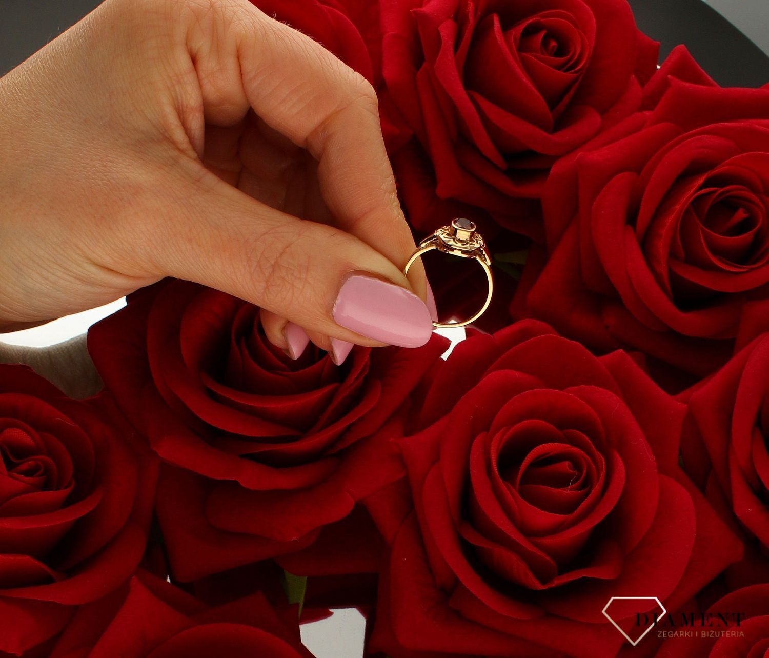 Złoty pierścionek damski z naturalnym granatem 333 AN 19.  Ponadczasowy wzór inspirowany ikonami sztuki jubilerskiej podkreśli piękno wyjątkowych momentów- zaręczyn, rocznic, jubileuszy. Darmowa dostawa..jpg